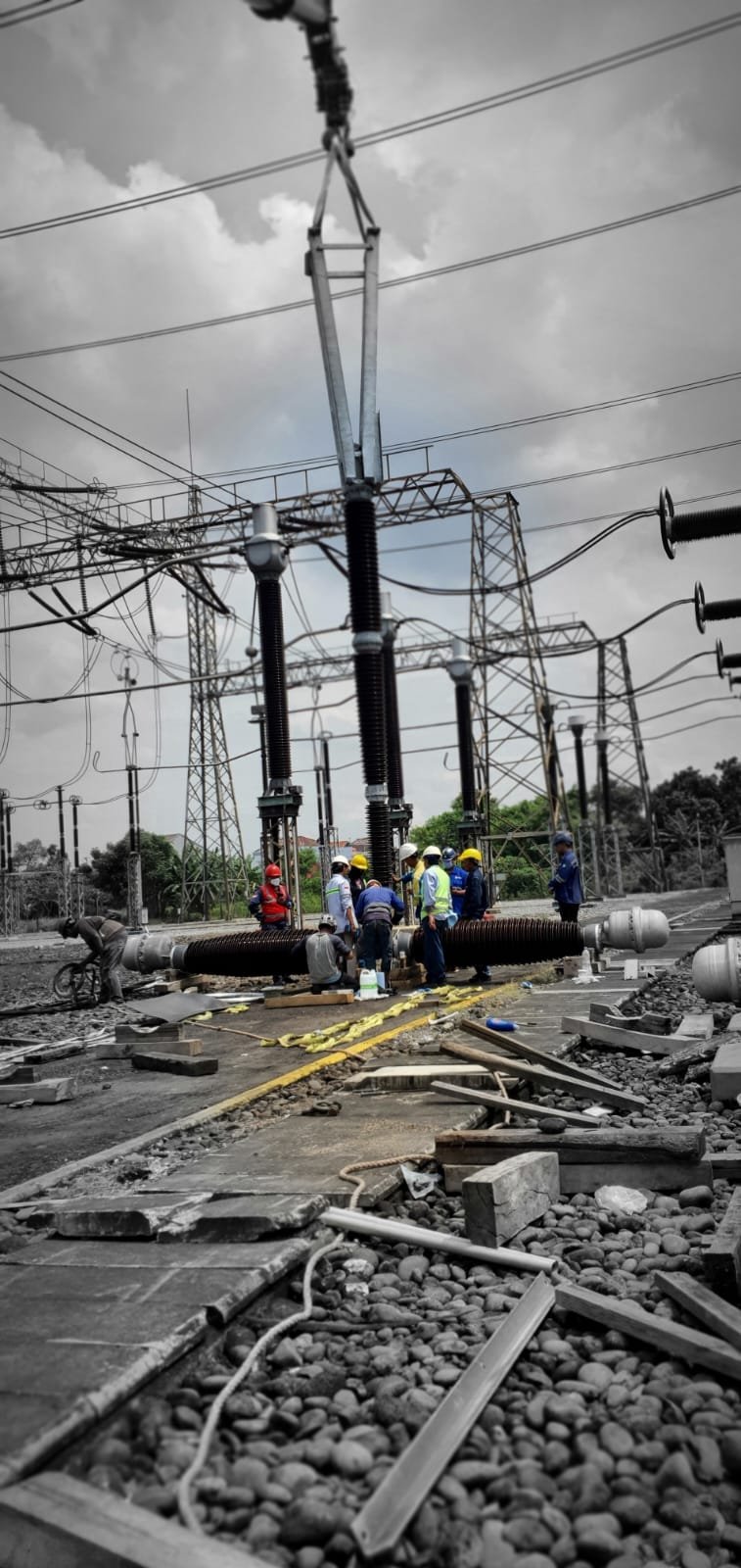 Instalasi Circuit Breaker 500kV Switchgear PT Madina Aman Sejahtera